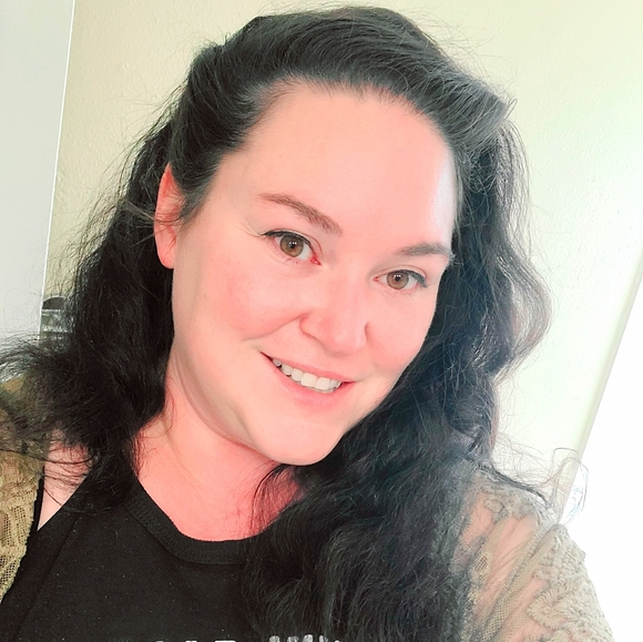 Meet your Posher, Julie - Picture 1 of 1